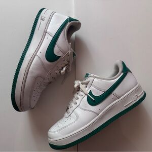 Nike Men's White & Malachite Air Force 1 Sneakers in Size 7.5 in EUC